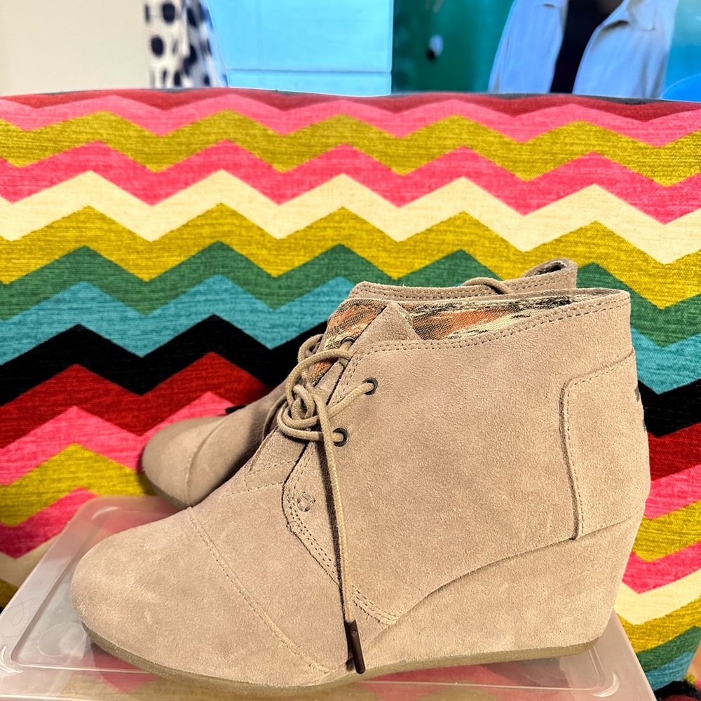 Women’s size 9 Tom’s suede booties.